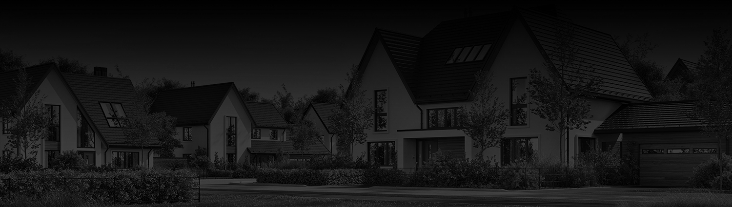 Une rangée de maisons modernes avec de grandes fenêtres et des toits en pente, entourées d'arbres et de verdure, sous un ciel sombre.